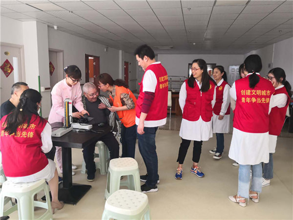 滁州城市職業(yè)學(xué)院護(hù)理系師生和滁州市第一人民醫(yī)院老年科醫(yī)護(hù)人員一行來我中心開展教學(xué)實(shí)踐和志愿者活動(dòng)