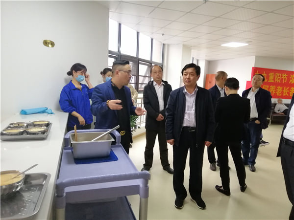 安徽省民政廳養(yǎng)老服務(wù)處胡前義處長在市、區(qū)民政局領(lǐng)導(dǎo)陪同下，蒞臨我們安居養(yǎng)老護(hù)理中心視察指導(dǎo)工作