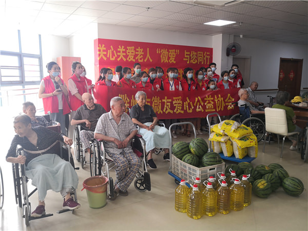 滁州市微友愛心公益協(xié)會近30名志愿者深入我們安居養(yǎng)老中心進(jìn)行慰問