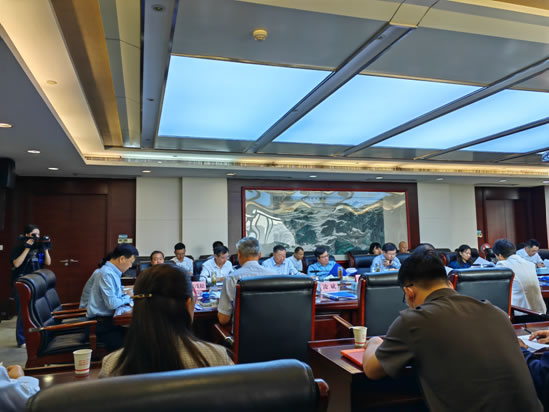 公司總經(jīng)理應(yīng)邀參加市政府第15次常務(wù)會議